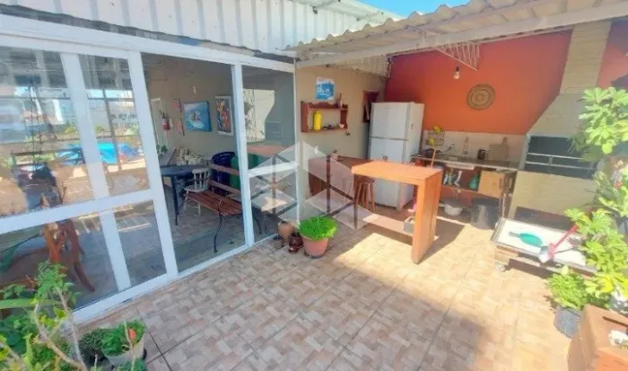Apartamento de 2 dormitórios e com pátio (privativo) junto ao HPS e hospital de Clinicas