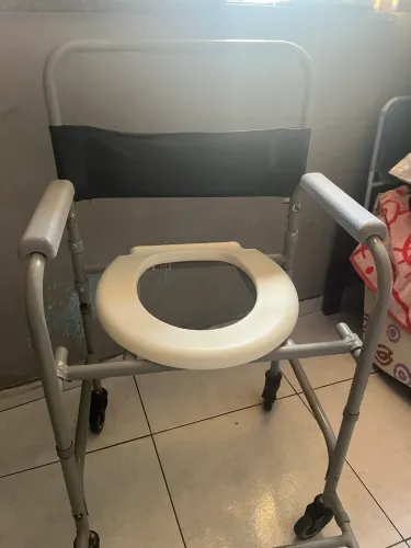 Cama hospitalar e cadeiras de banho