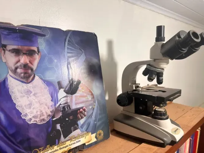 Microscópio biológico da marca Bioval