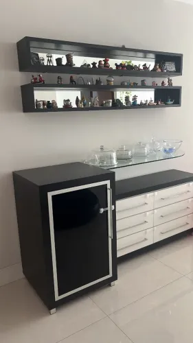 Móvel de sala - aparador com gaveteiro e nichos espelhados