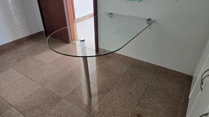 Mesa de vidro para 4 lugares.