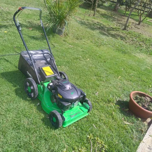 Cortador de grama.Marca trapp.6.5hp a gasolina . Semi-novo ,usado somente 1 vez.