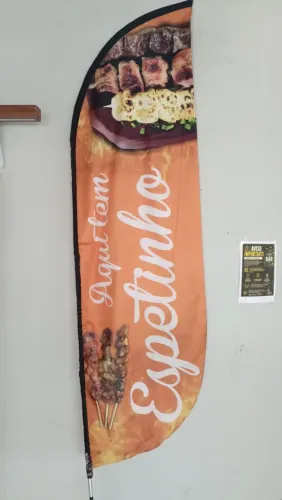 Fly banner aqui tem espetinho com aste de alumínio e base de plastico