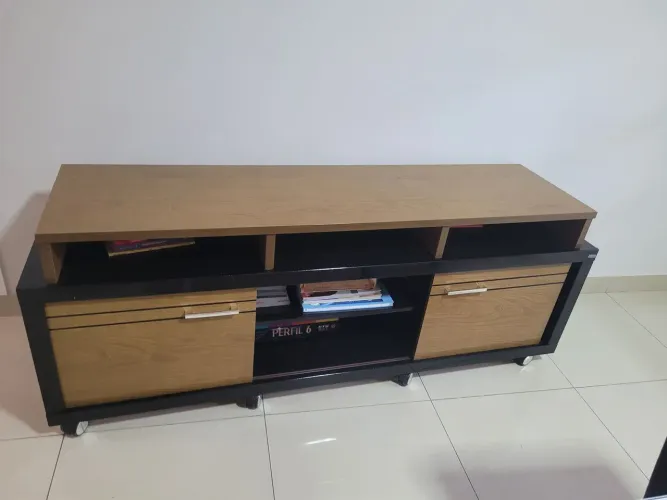 Vendo Rack para tv com rodinhas e duas portas de correr.(LEIA A DESCRIÇÃO)