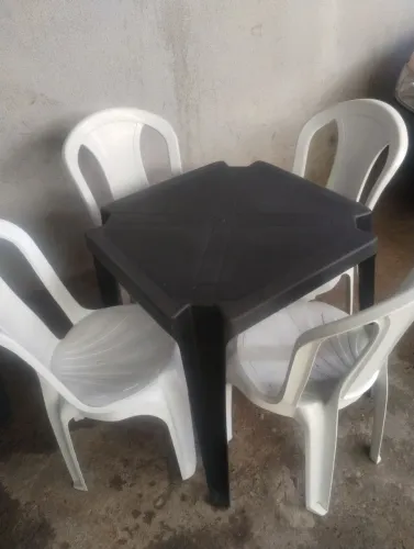 Vendo jogo de mesa C/4 cadeiras