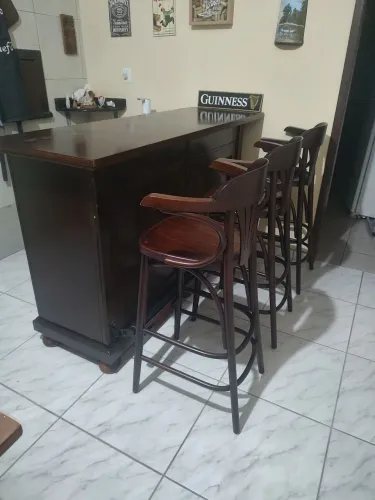Balcão de Bar com 3 Banquetas