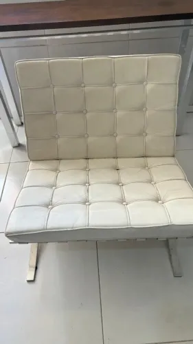 Cadeira Barcelona em Couro Branco - Peça de Design - Precisa de Reforma