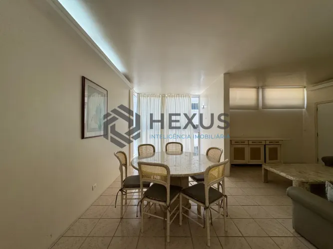 Apartamento com varanda na quadra mar da Praia das Pitangueiras, Guaruja