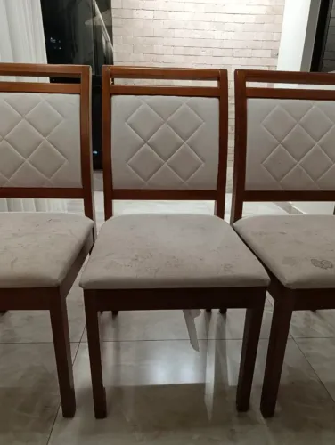 Conjunto de 6 cadeiras estofadas em off white. Bom estado. Oportunidade única. 