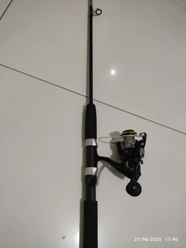 Vara de pesca com molinete novo