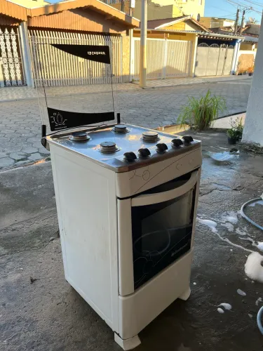Fogão Continental branco, usado e bem conservado, funcionando corretamente.