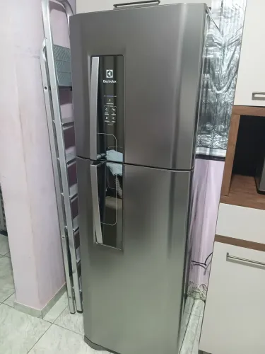 Geladeira Electrolux 441 litros inox esperando