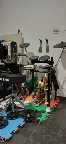 Bateria eletrônica Yamaha DTX 502 + acessórios