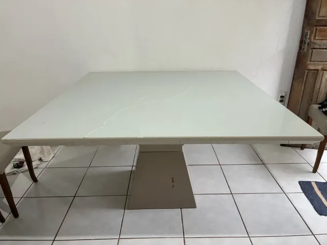Mesa quadrada com tampo de vidro 1,40 X 1,40