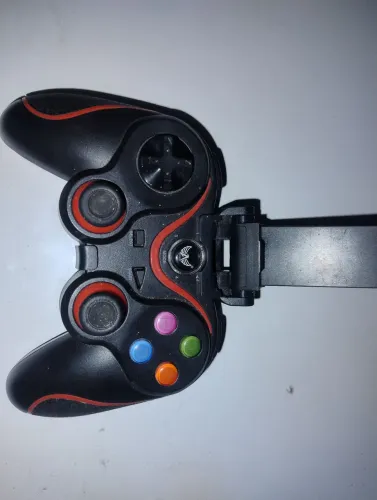 Gamepad bom ,só não tem o carregador mais está funcionando tudo ok via bluetooth