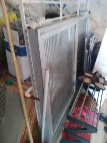 Vendo janela de vidro com grade de .1,42 de largura x0,95 de altura.valor 450