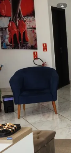 Cadeira com pés de madeira azul