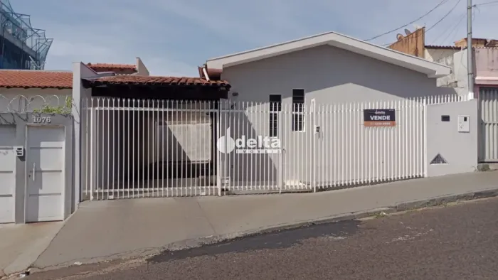 Casa residencial com 3 quartos disponível para venda no bairro Cazeca em Uberlândia-MG