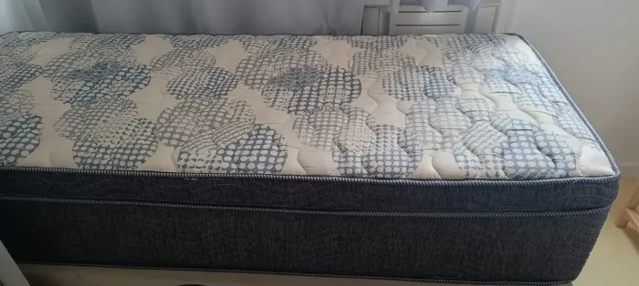 Vendo colchão solteiro com pouco tempo de uso e em ótimo estado.