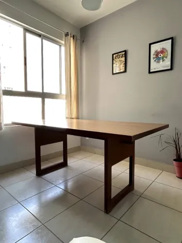 Mesa retangular em madeira maciça