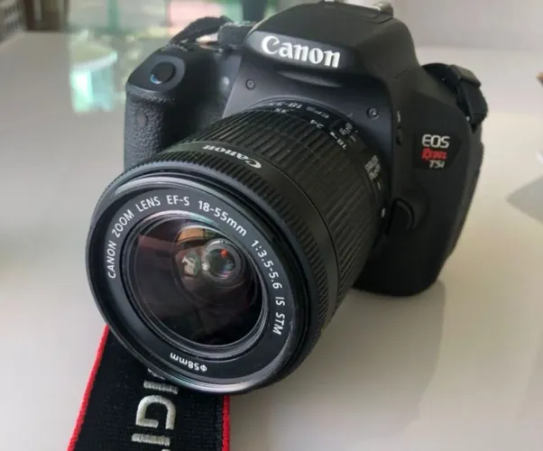 Câmera Canon T5i + lente + carregador em ótimo estado