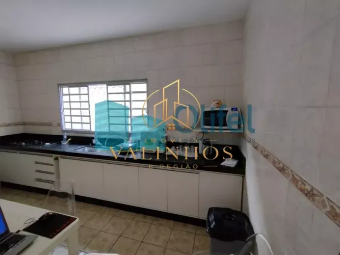 Casa assobradada com 03 dormitórios, sala de estar e jantar, cozinha ampla com armários pl