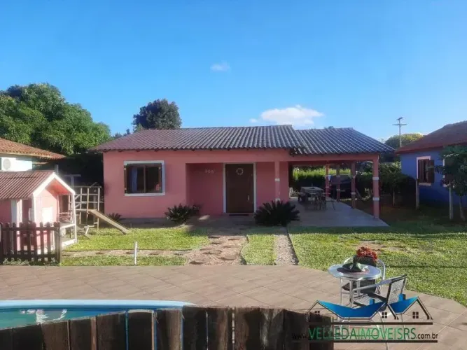Velleda oferece espetacular sítio com excelente casa e piscina em condomínio fechado em Ág
