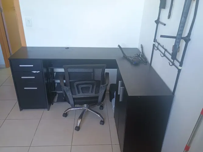 Vendo mesa de escritório mais Cadeira.