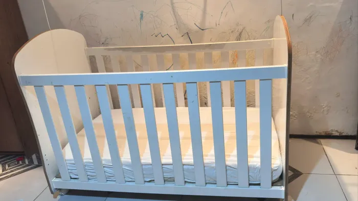 Vendo berço completo com colchão / rodas e suporte para véu 