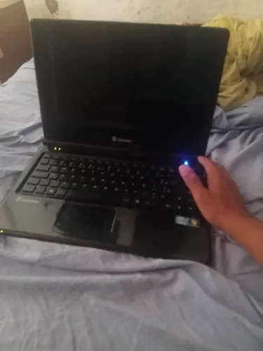 Vendo um notebook esta em bom conservação