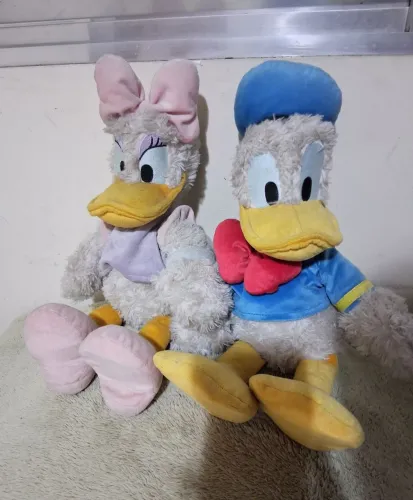 Vendo duas lindas pelúcias casal Pato Donald e Margarida da Disney 