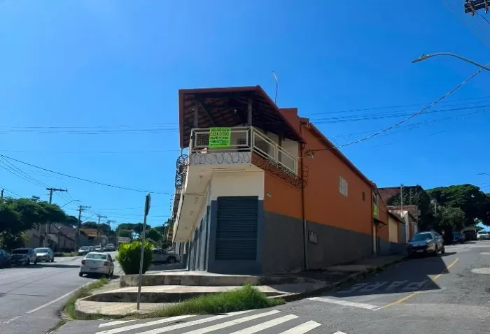 Casa grande 3 quartos Laguna + 4 Lojas + Galpão