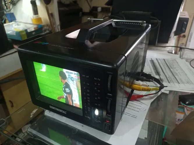 Tv portátil color continental antiga funcionando perfeitamente