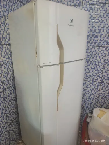 Vendo uma geladeira usada por cem reais.