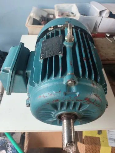 MOTOR ELÉTRICO TRIFÁSICO 02 CV's 6 POLOS