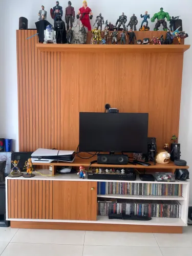 Vendo mesa de jantar 6 cadeiras e estante menos de 1 mês de uso com nf e garantia