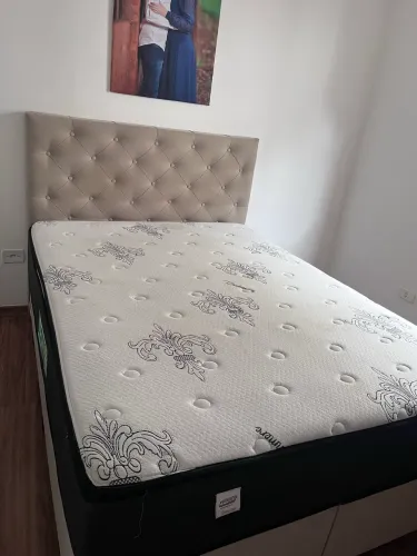 Cama box bipartida com cabeceira, colchão e base