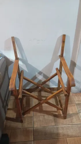 estrutura de cadeira estilo diretor feita de madeira