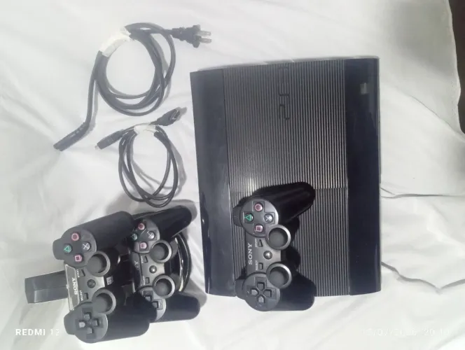PS3  super slim - 500 gigas- desbloqueado HEIN - 3 controles+ base carregável 