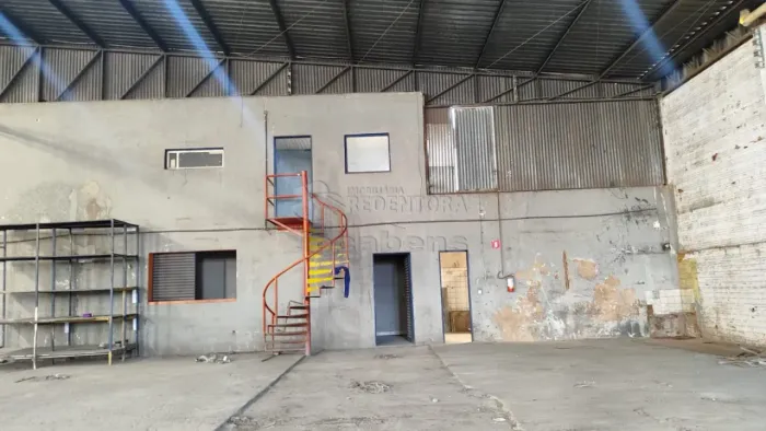 Galpão comercial com 1080 m² de área construída