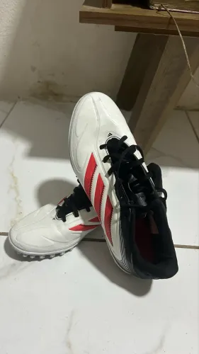 Vende chuteira adidas original nova!! 