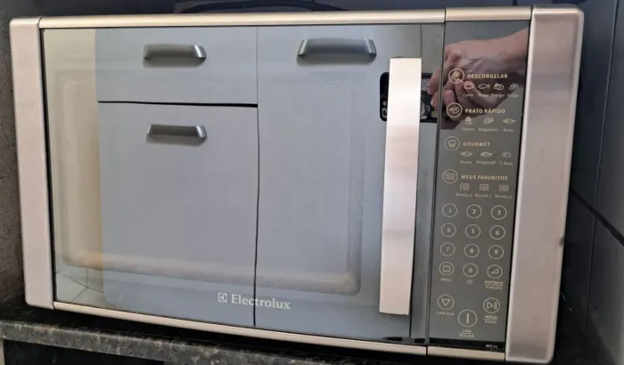 micro-ondas Electrolux com capacidade de 31 litros