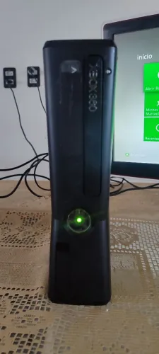 Xbox 360, fonte 220v original, com Kinect e dois controles.