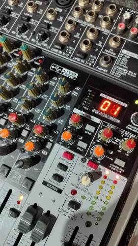 MESA DE SOM BEHRINGER X1204USB + CASE RÍGIDO SOMCASE