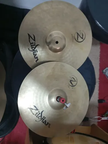 Kit de pratos zildjian em ótimo estado. Crash 17 avediz e Hi-Hat 14 z liga b20