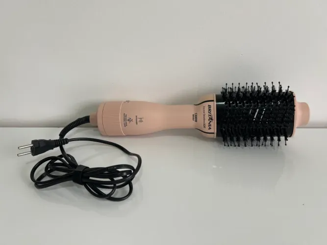 Vendo escova secadora Britânia bivolt NOVA