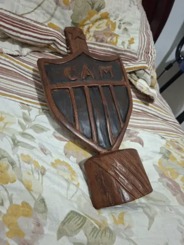 Escudo de madeira do Atlético Mineiro para coleção.