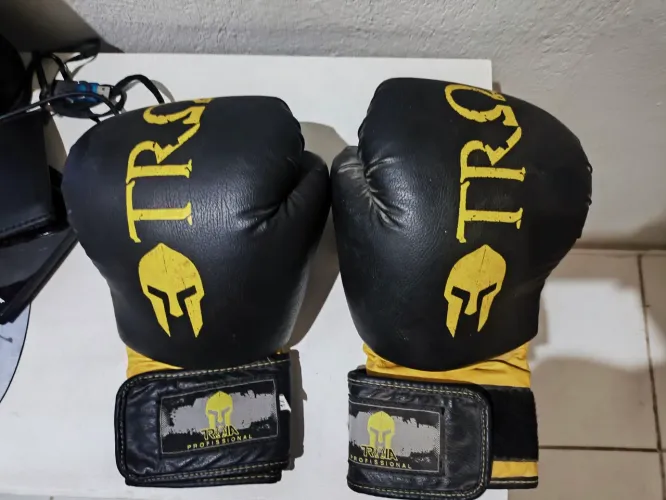 Luva de Boxe Muay Thai Profissional Preta e Amarela Par 14oz