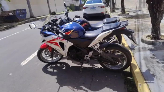 Vendo moto Honda CBR 250r com 72000 Quilômetros Rodados