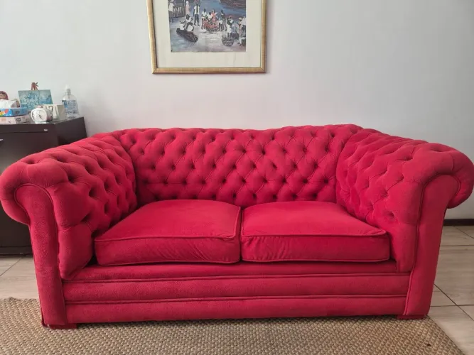 Sofá veludo vermelho dois lugares